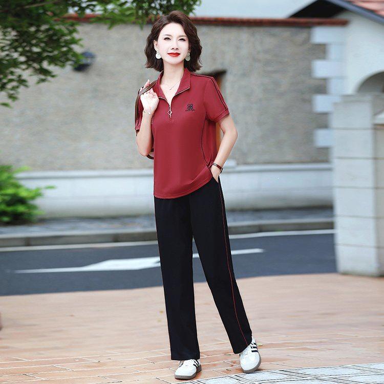 Women's Summer Sports Suit: Stylish, Age-defying, Short-sleeved T-shirt for Middle-aged Ladies with a High-end Feel.