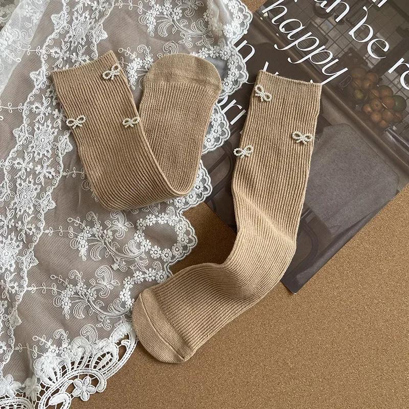 

1 пара модных детских носков из телячьей шерсти, креативный дизайн, однотонные детские носки с жемчужным бантом, весна-осень, мягкие хлопковые носки