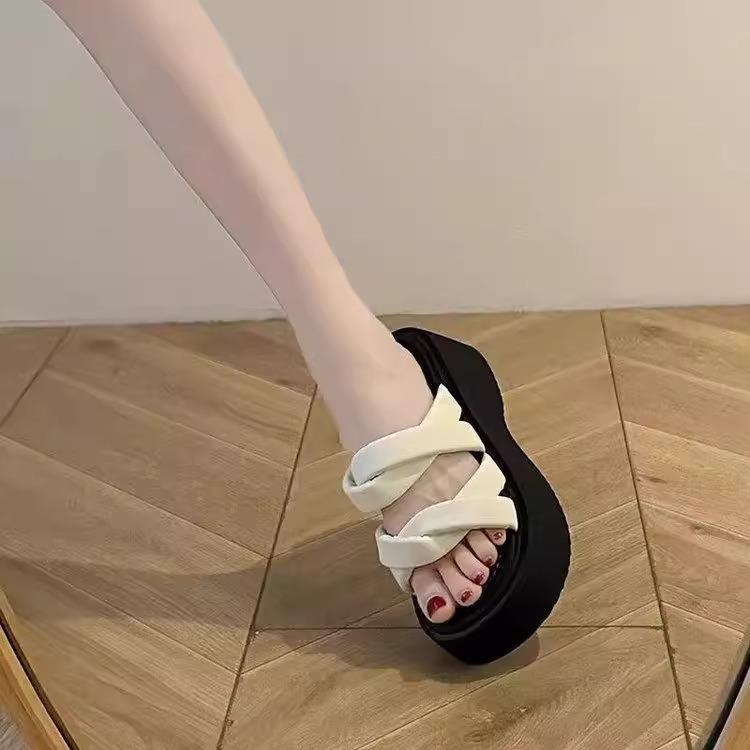 Versatile popular high-value beautiful slippers women's summer 2025 new casual muffin thick-soled heightening sandals