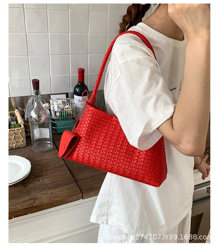 

2025 autumn new woven high-end commuting European and American simple foreign style personality trend child and mother single shoulder underarm women красный