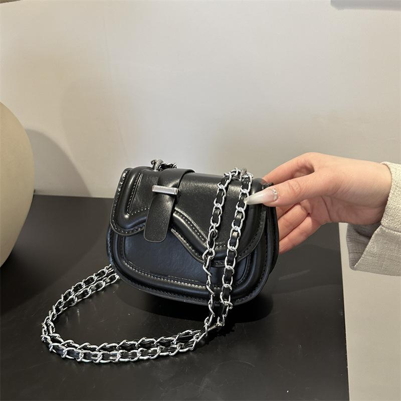 Textura de color sólido moda simple bolso pequeño bolso de cadena para mujer 2025 primavera nuevo versátil ins mensajero bolso de silla de montar