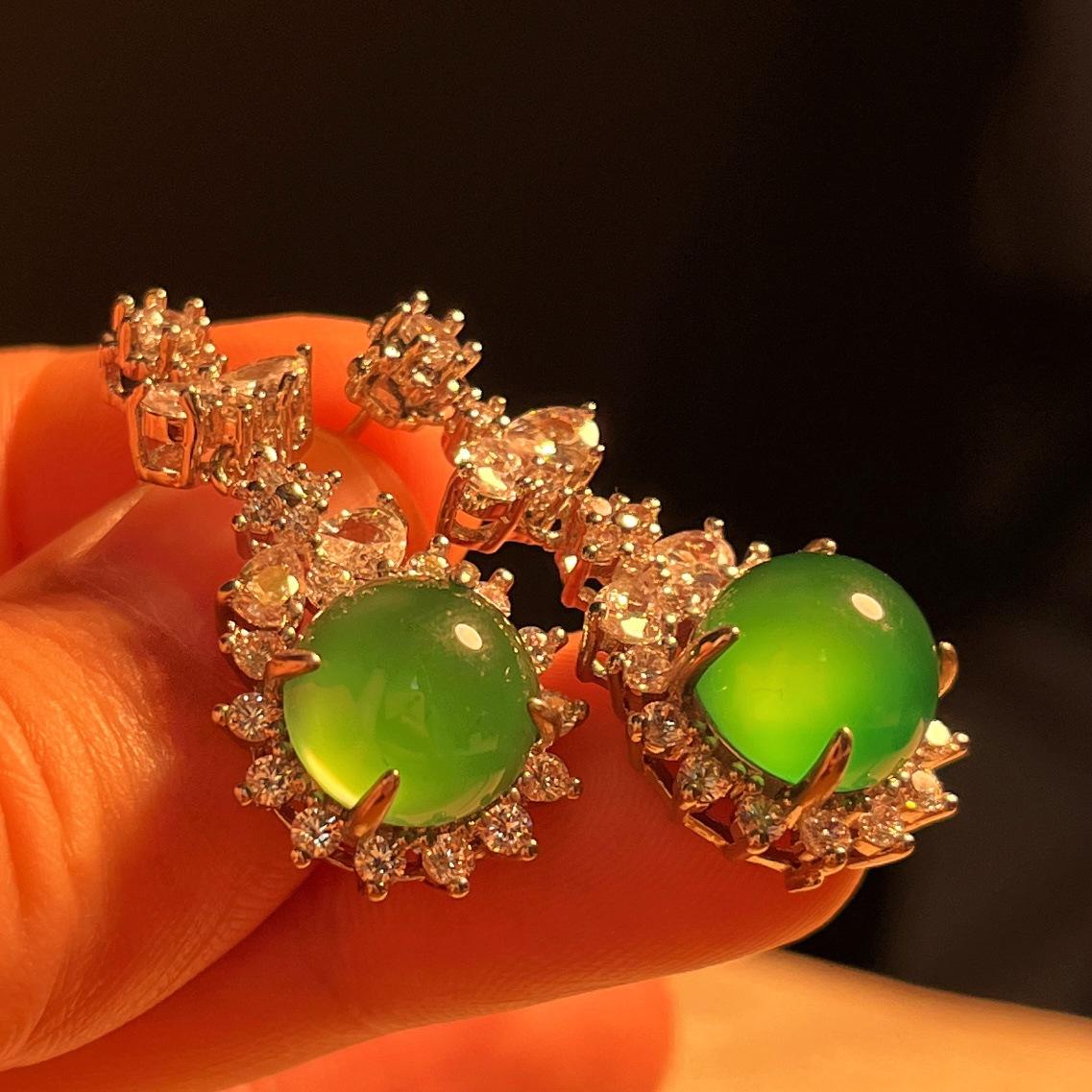 

Full Green, Yang Green, Natural Agate Green Chalcedony Earrings, Women S Opening Is Slightly Inlaid, And The Real Shot Is Fidelity.