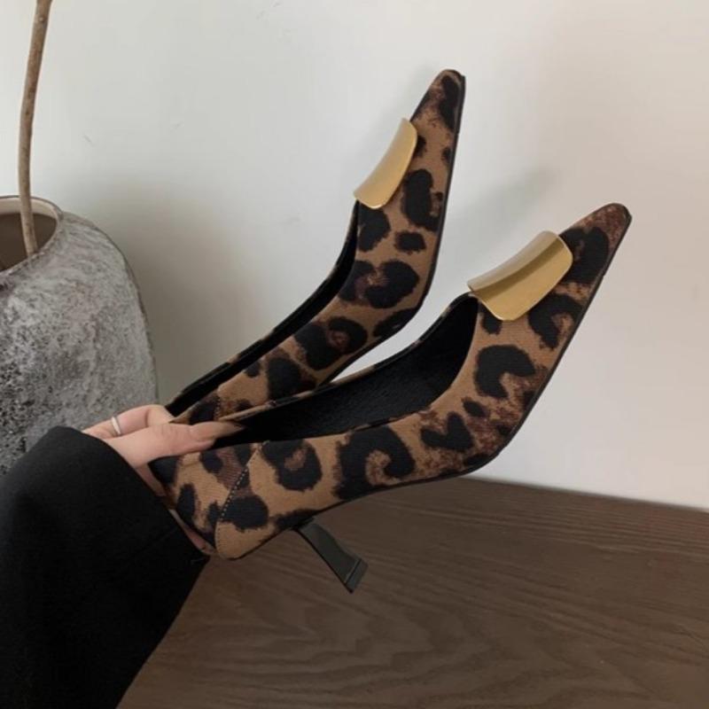 Mode Damenmode Schuhe mit schlanken Absätzen Frühling Neu Spitzschuh Flacher Ausschnitt Wildleder Metallschnalle Rutschfest Verschleißfest Hohe Absätze