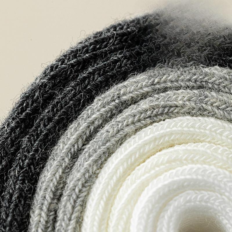 Anti-pilling Boneless Pile Socks Are Versatile for Spring and Autumn. They Are Solid-colored Long-staple Cotton Mid-calf Socks