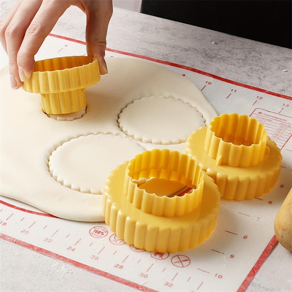 A Set Of 3-piece Plastic Cookie Mold Baking Shaping Tools