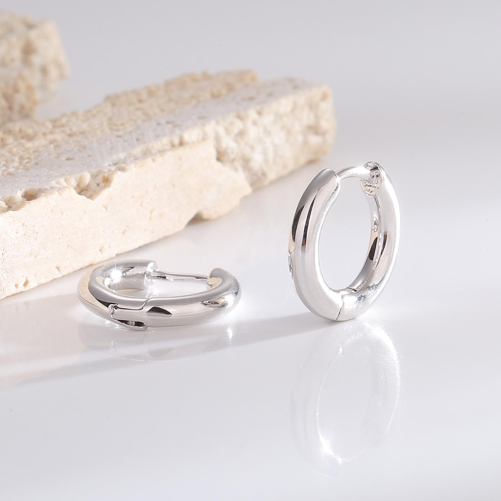 

Новогодние декоративные серьги из металла с закрученными концами, новые высококачественные легкие роскошные нишевые дизайны темпераментные модные серьги