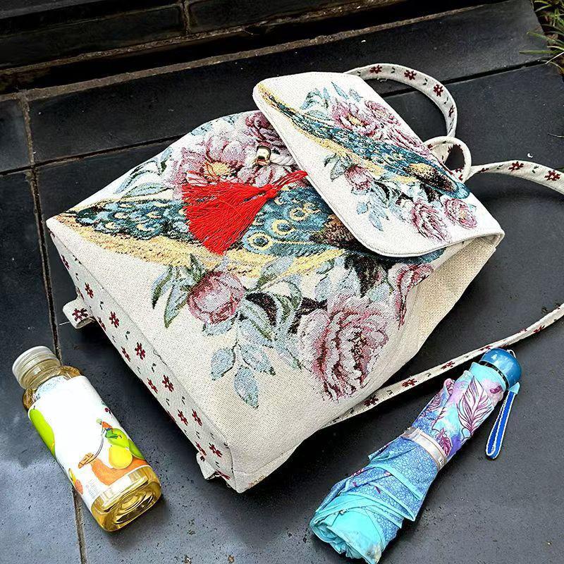 2025 Nová taška v etnickém stylu Vyšívaná plátěná taška Stahovací klopa Batoh Dámský ležérní Batoh s výšivkou zlatou nití