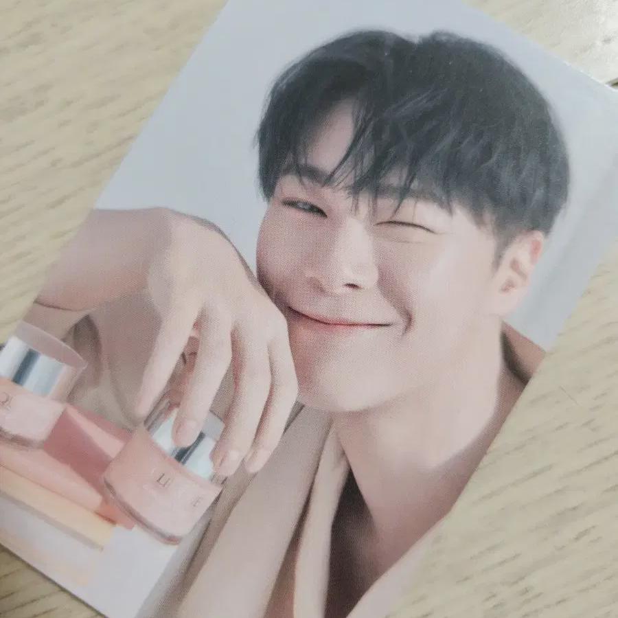 

Фотокарточка Moonbin Clinique
