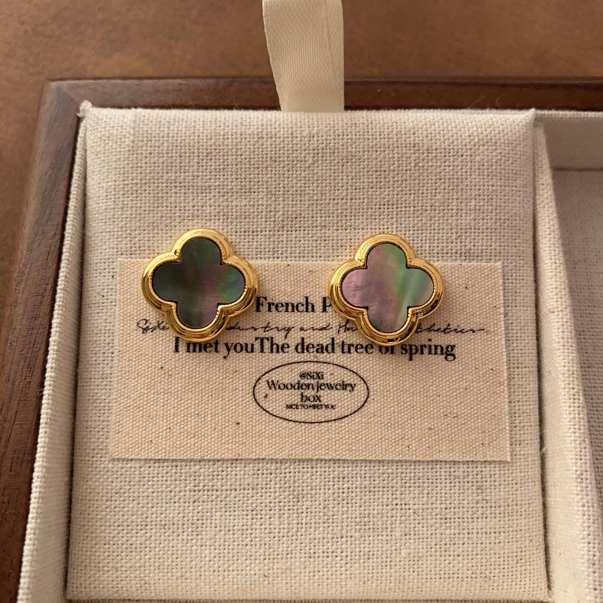 Simple four-leaf clover shell fritillary stud earrings lucky romantic light luxury fashion high sense elegant personalized earrings