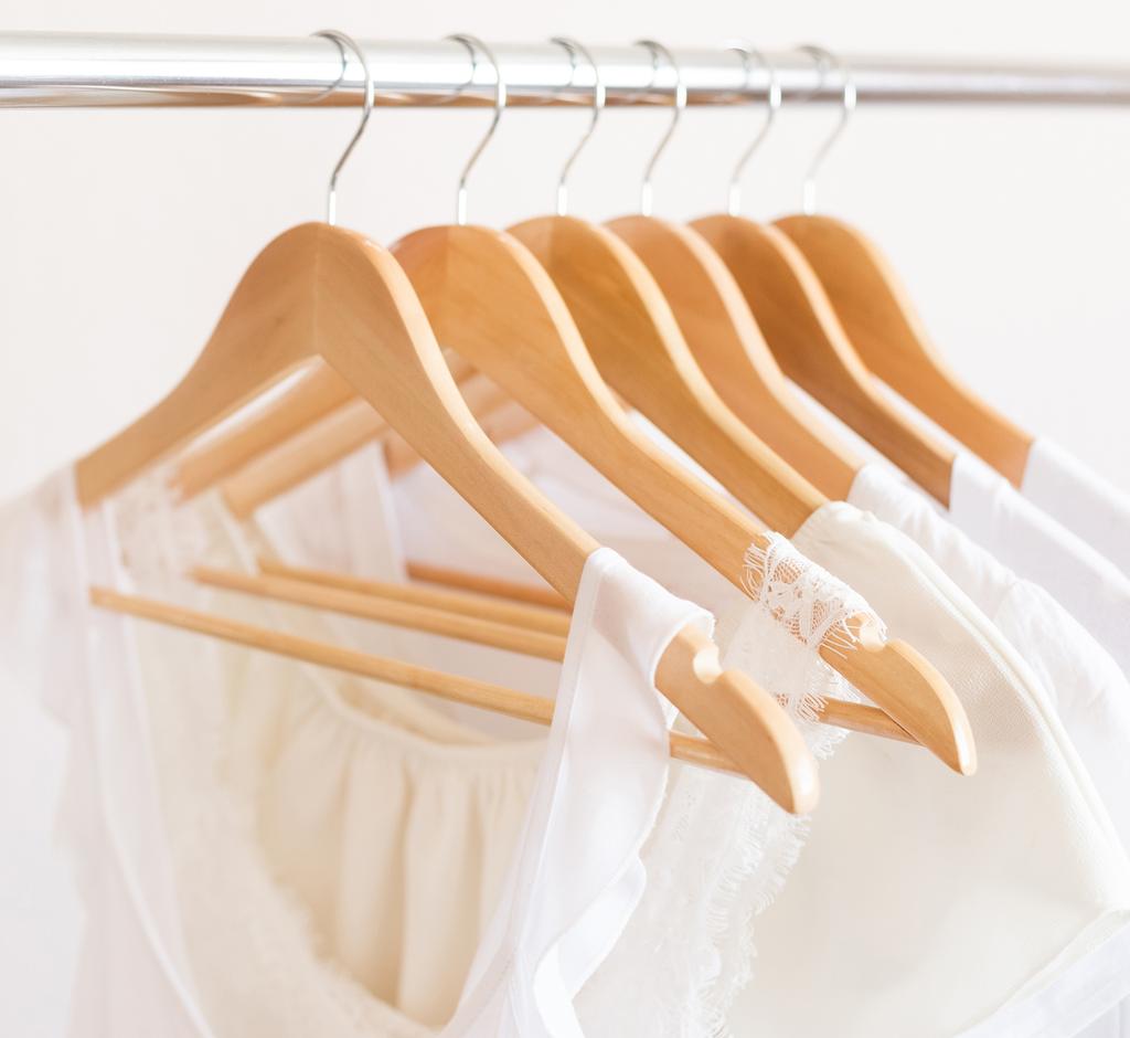 WOODY 30-Pack Solid Wood Clothes Hangers with 360-Degree Swivel Hooks