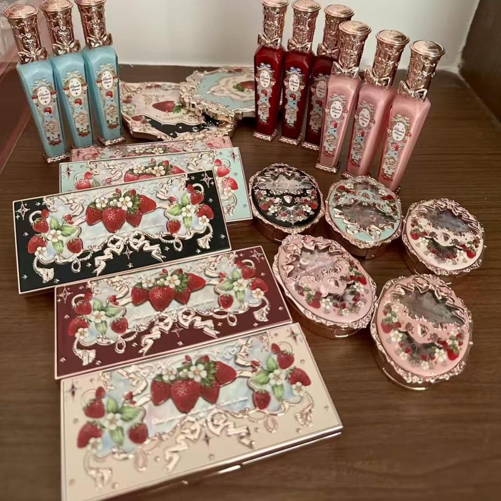 Flower Knows Komplettes Make-up-Set – Lidschatten, Rouge, Lipgloss, Überraschungs-Geschenkbox – Damen-Geschenkset PLUS Edition (Mindestens 4 Stück)