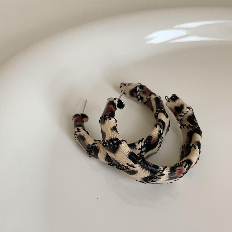 

Преувеличенная индивидуальность ретро леопардовый принт кожаные серьги-гвоздики женские нишевые уникальные изысканные модные легкие роскошные универсальные серьги