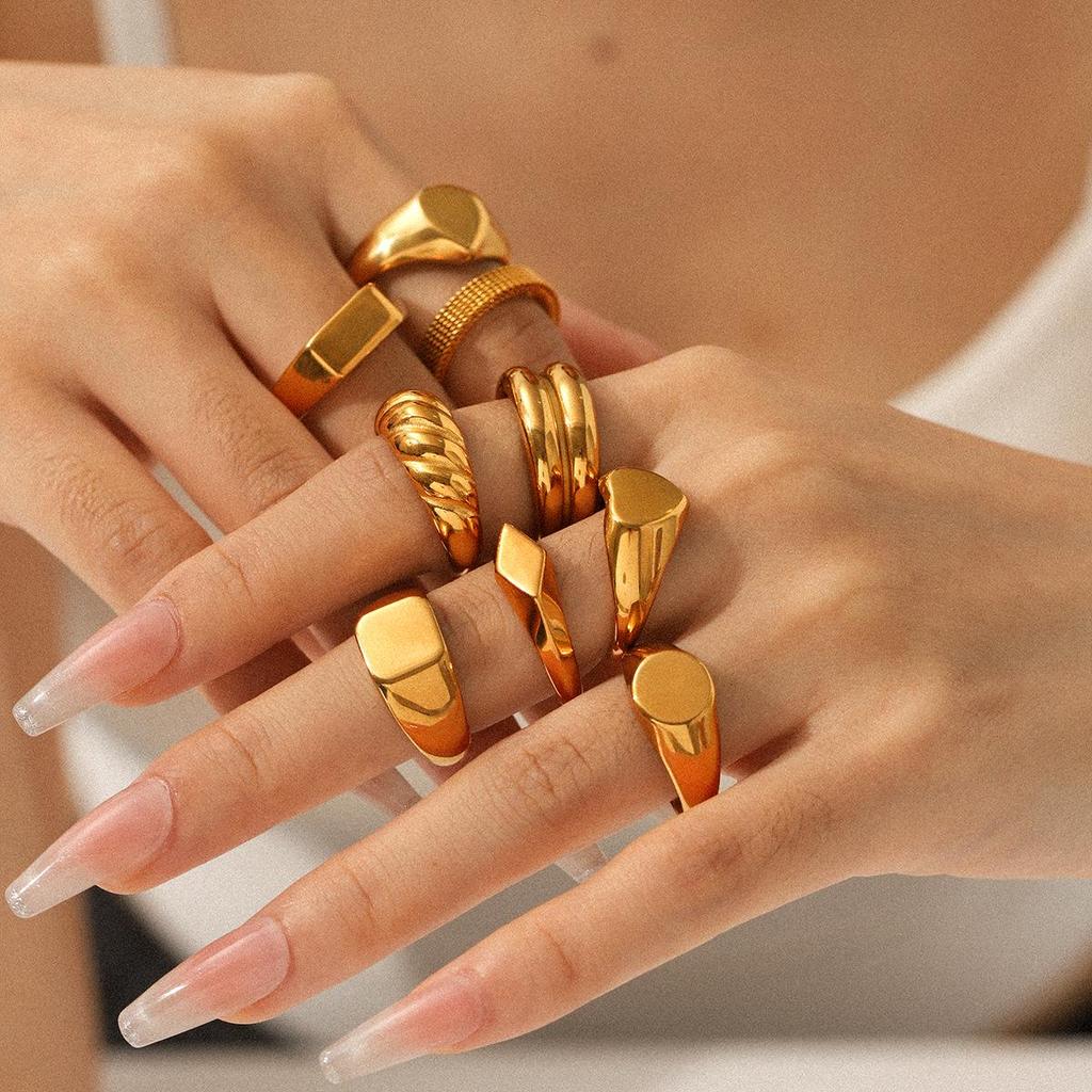 Anello in Acciaio Inossidabile a Fascia Larga: Gioielli alla moda, versatili e lisci per donna