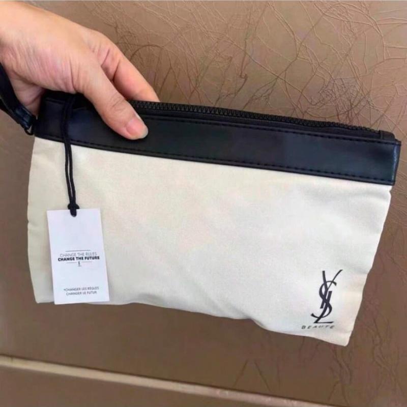 Il beauty case YSL presenta una chiusura a zip ed è adatto per l'uso quotidiano, il lavoro, i viaggi, la scuola e altre occasioni.