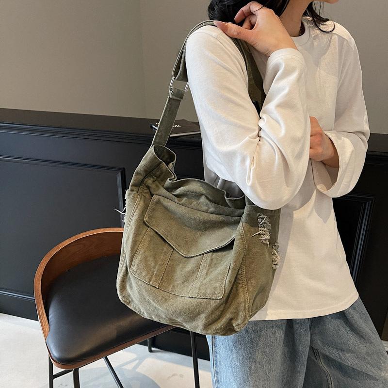 Fashion Texture Personalized Shoulder Bag Large Capacity Messenger Bag Commuter Student Tote Bag Simple Tutoring Bag