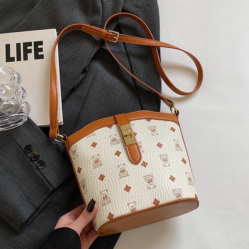 2025 new niche design fashionable temperament classic printed bucket bag commuter versatile women's casual messenger bag
