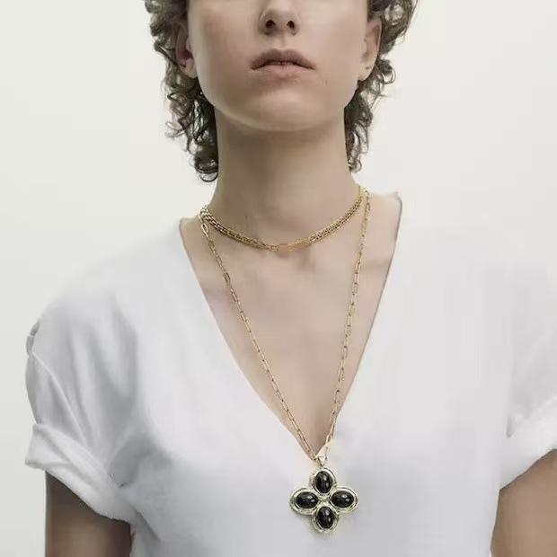 Spring Black Agate Petal Necklace: Simple, Versatile Pendant for a Light Luxury Look