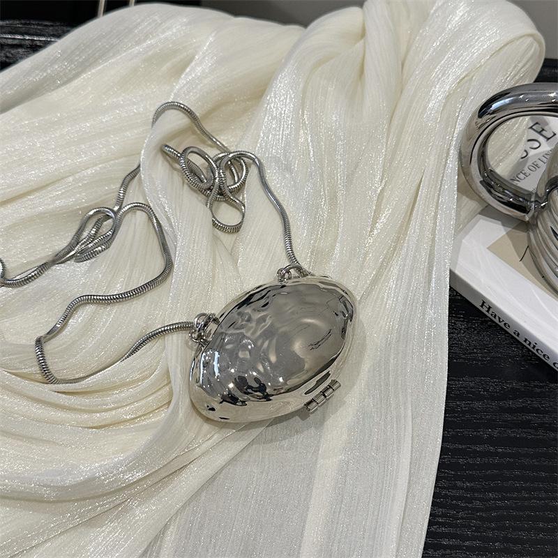 

Стильная однотонная компактная мини-сумка на цепочке, высококлассные нишевые аксессуары, сумка для губной помады и наушников, сумка через плечо, сумка-мессенджер серебряный