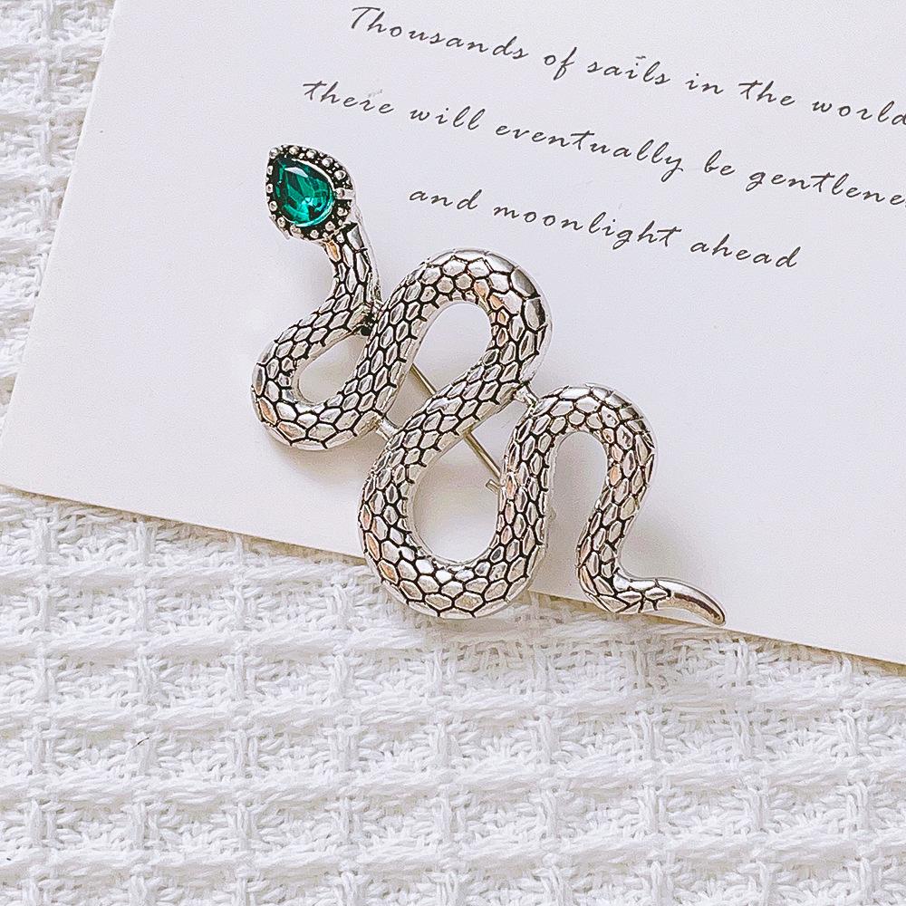 Broche Cobra de Luxo Coração de Cristal Verde Animal do Zodíaco Pins de Lapela para Mulheres Exquisite Broche de Joias para Festa de Lenço Vestido Casaco