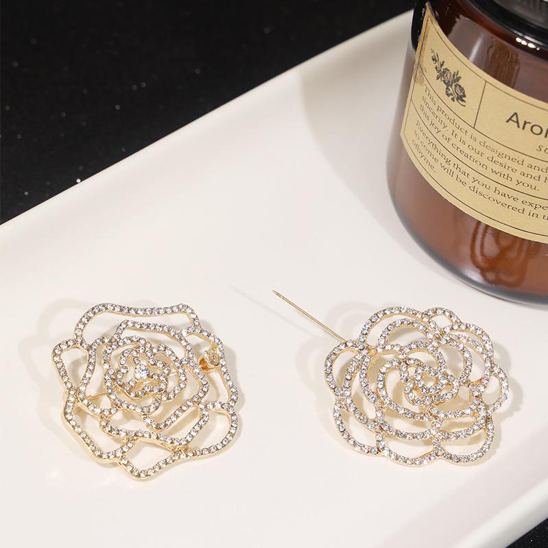 Diamond-encrusted Hollow Flower Brooch, High-end Sense, Light Luxury, Heavy Camellia Pin, a Niche Fashion Suit Decoration