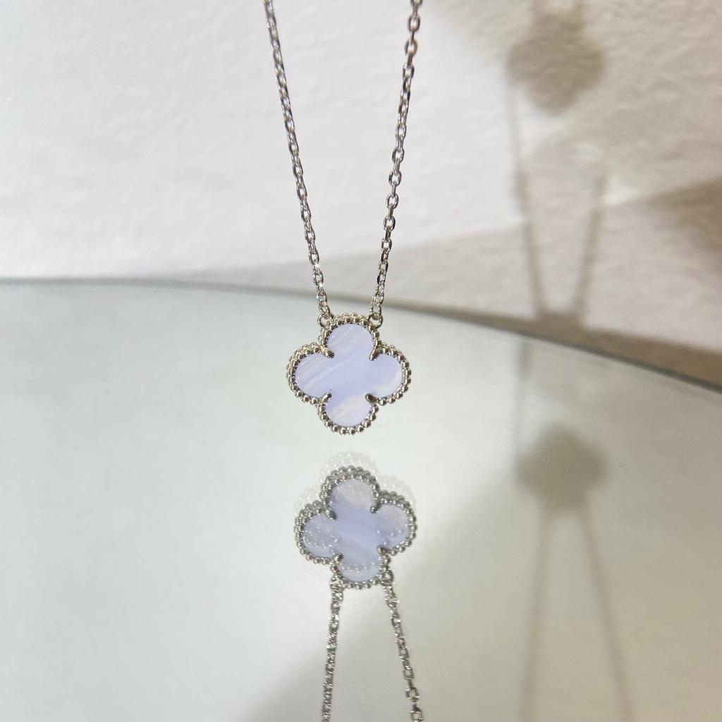 Klassische Einzelblumen Kette mit lila Chalcedon Elegant Hochwertig Schlüsselbeinkette Mädchen Schlichtes Design