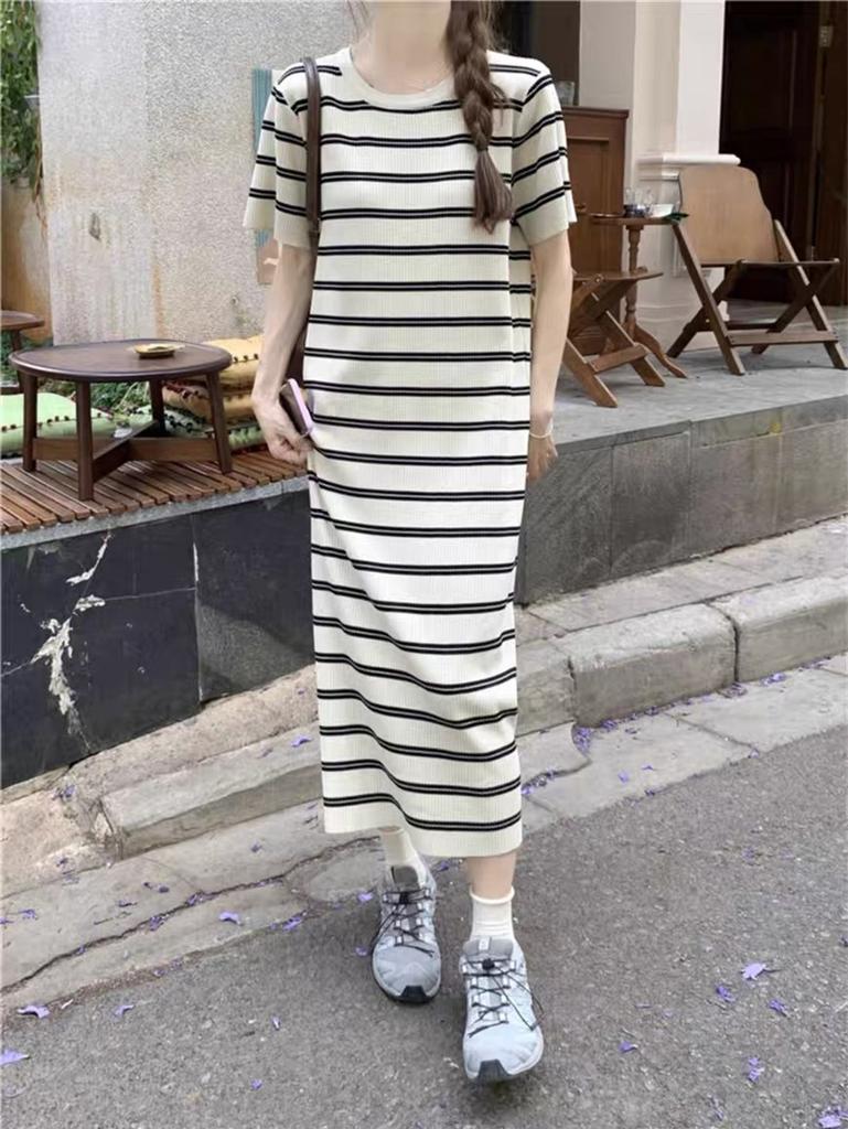 Contrasting stripes knitted short-sleeved t-shirt dress women's summer new loose and thin age-reducing straight casual long dress