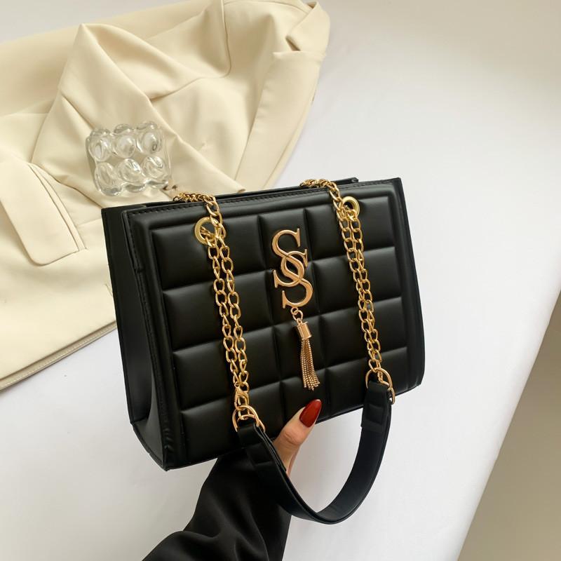 Fashionable And Practical Women s Medium Sized Square Handbag With Zipper Closure чёрный
