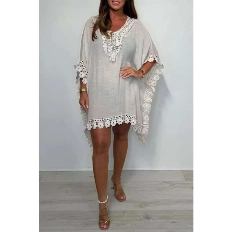 Kvinners avslappede feriekjole med flaggermusermer og utskåret kant