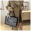 1 Stuks Grote Capaciteit Geborduurde Tote Bag Dames Hoge Kwaliteit Niche Commuter Handtas Schouder Messenger Bag Vrijetijdstas