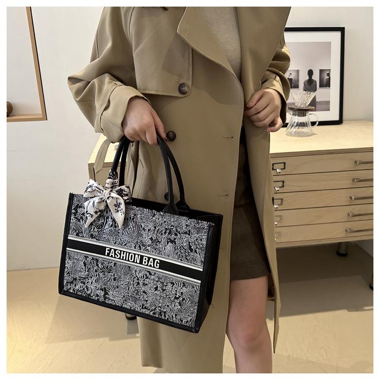 1 Stuks Grote Capaciteit Geborduurde Tote Bag Dames Hoge Kwaliteit Niche Commuter Handtas Schouder Messenger Bag Vrijetijdstas