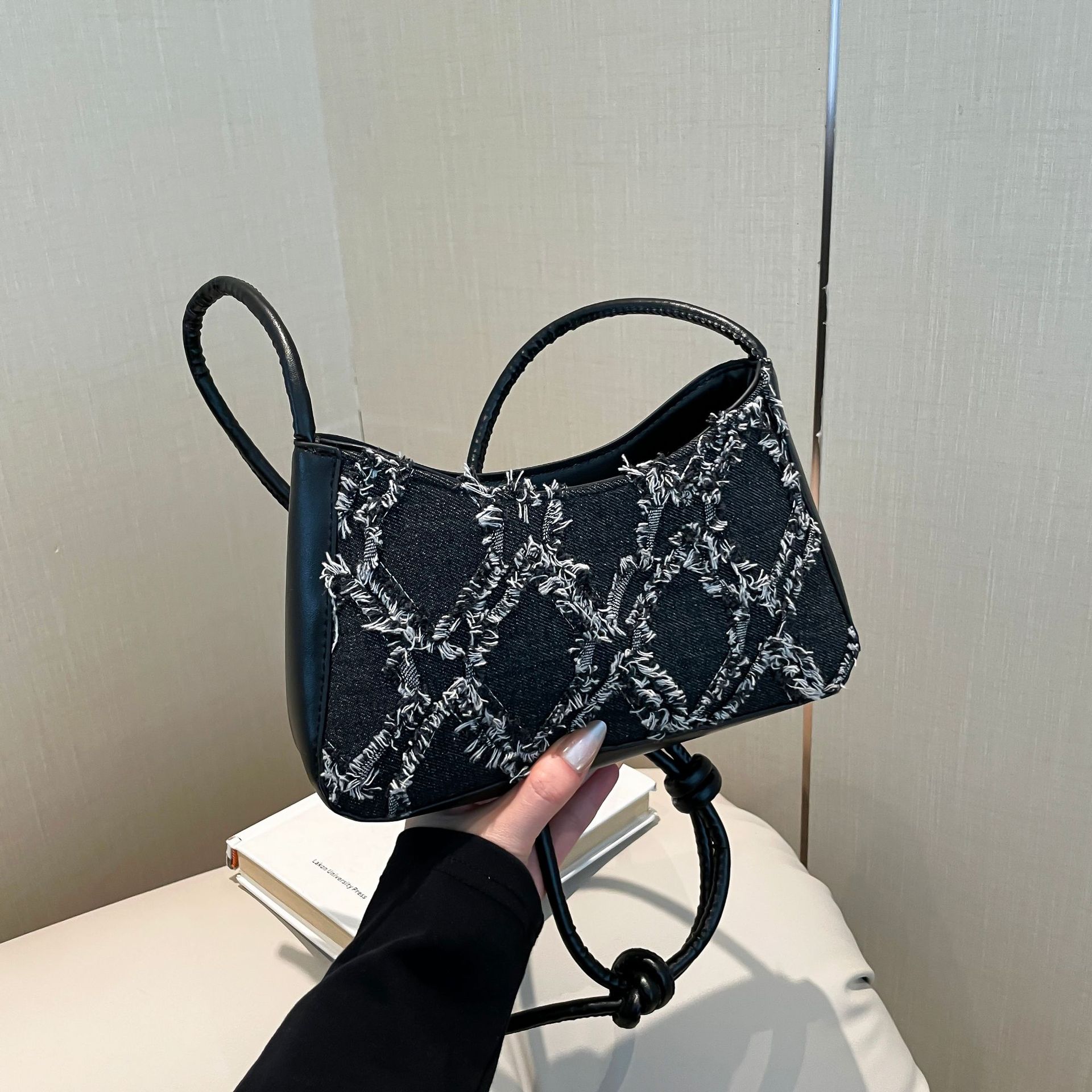 

Personalized contrasting color underarm bag 2025 spring new fashion popular women s bag denim diamond hair shoulder bag чёрный