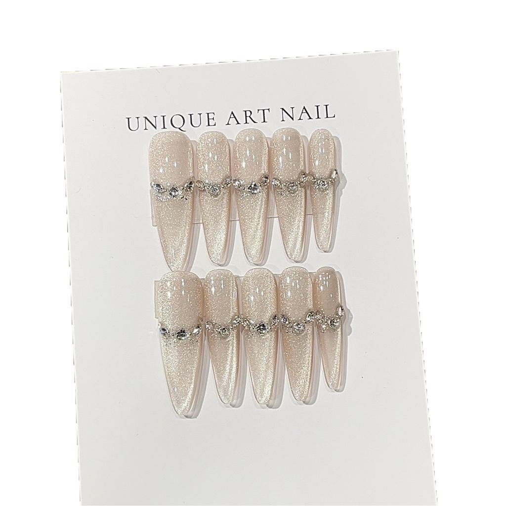 Sanfter Miu-Stil Süßer Diamantbrecher, Weiß und Blitzende Katzenaugen tragen Rüstung