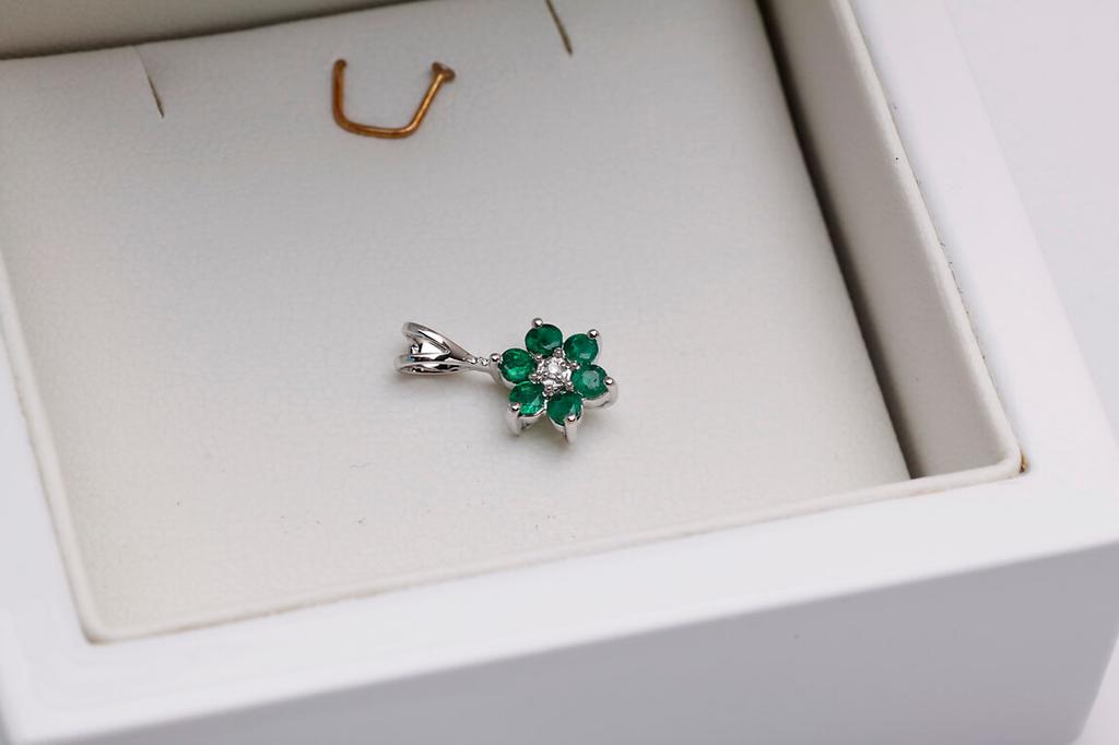 Beautiful White Gold Pendant with Diamond and Emeralds