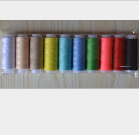 

Черно-белые полиэстеровые швейные нитки и игольница