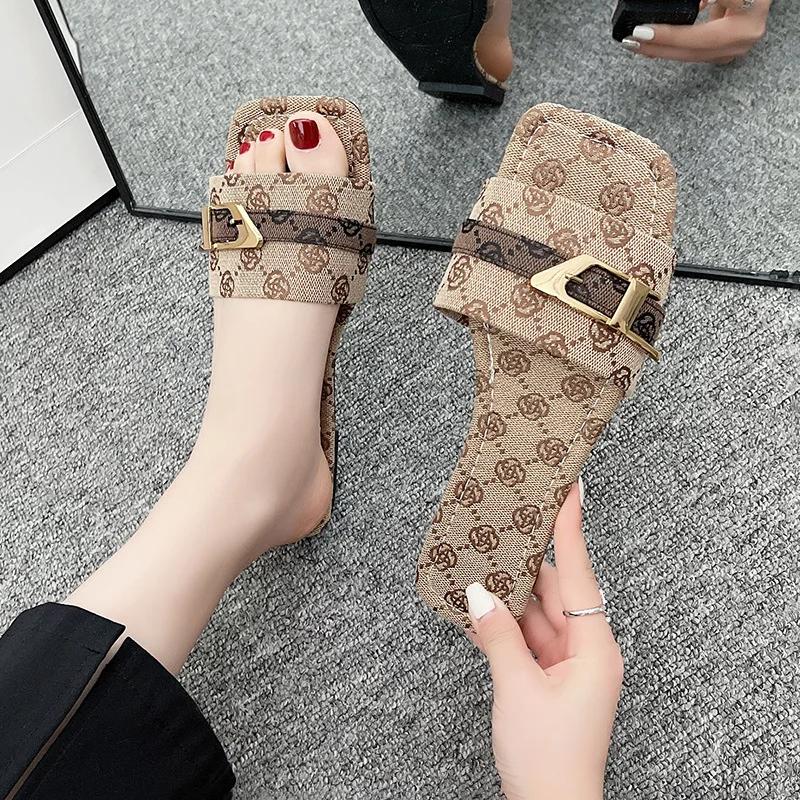 Sandálias e Chinelos da Moda de Tamanho Grande para Mulheres Novo Estilo de Verão Sandálias Metálicas com Tiras de Fundo Plano para Mulheres