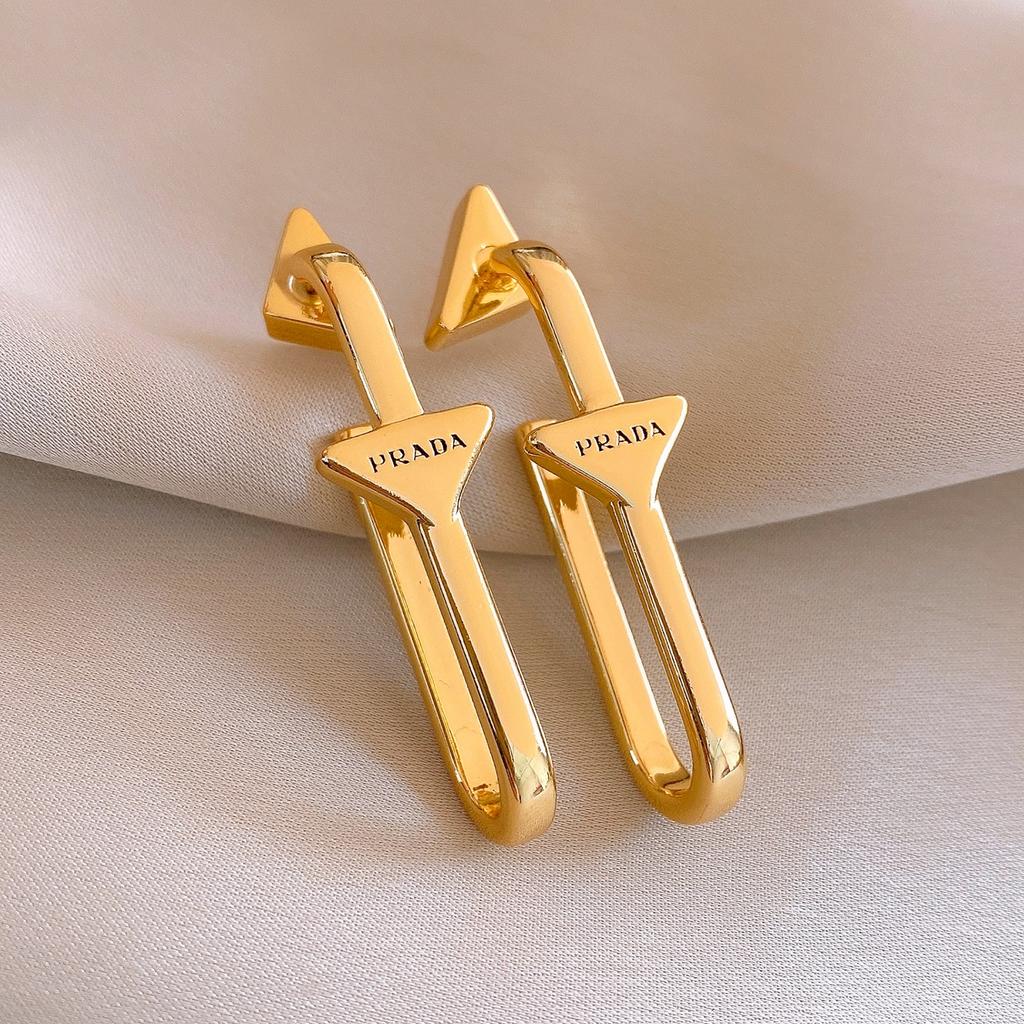 Galvanisierte Silbernadel U-förmige Buchstabe Dreieckige Ohrringe, Steckerohrringe, Temperament-Ohrringe, Nischen-Design-Gefühl