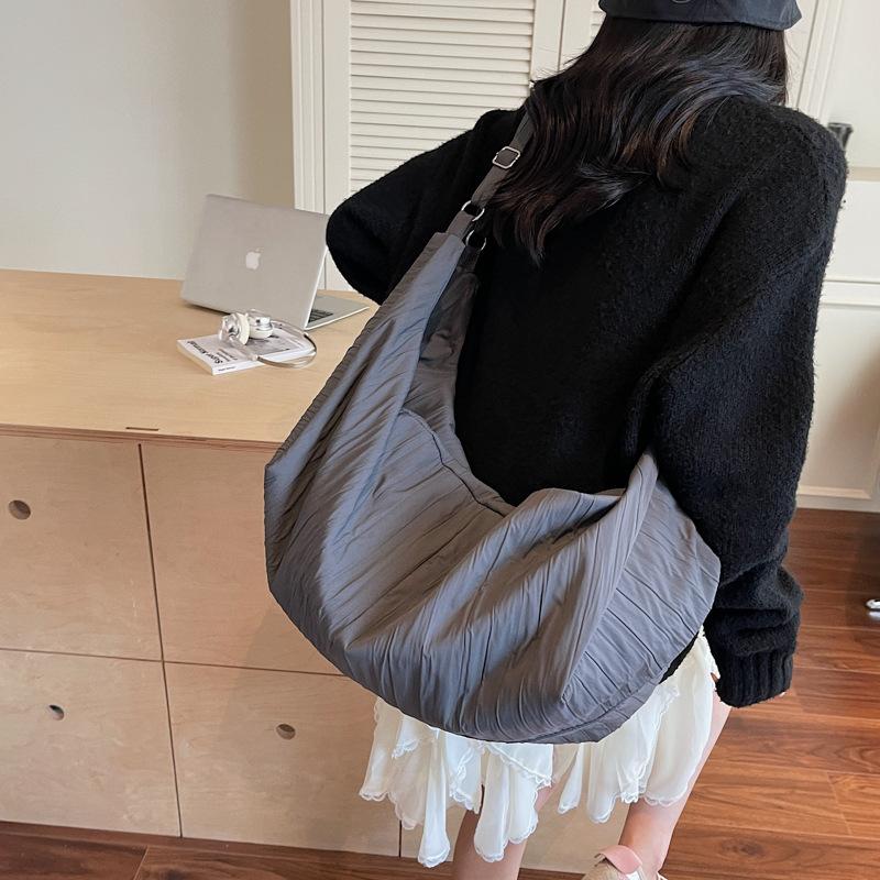 Dameveske i nylon med crossbody- og skulderstropp – Romslig reiseveske, avslappet hobo-veske, designstil, 2025-utgaven