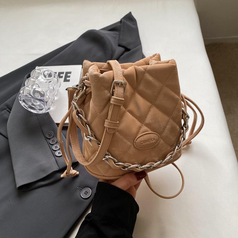

Rhombus chain women s bag new simple texture portable bucket bag niche versatile shoulder messenger bag One size