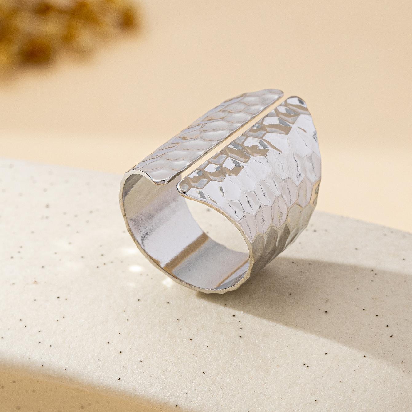 

A Women s Open Ring, Fashionable and Simple, Versatile with a Hammered Texture, Suitable for Everyday Wear серебряный