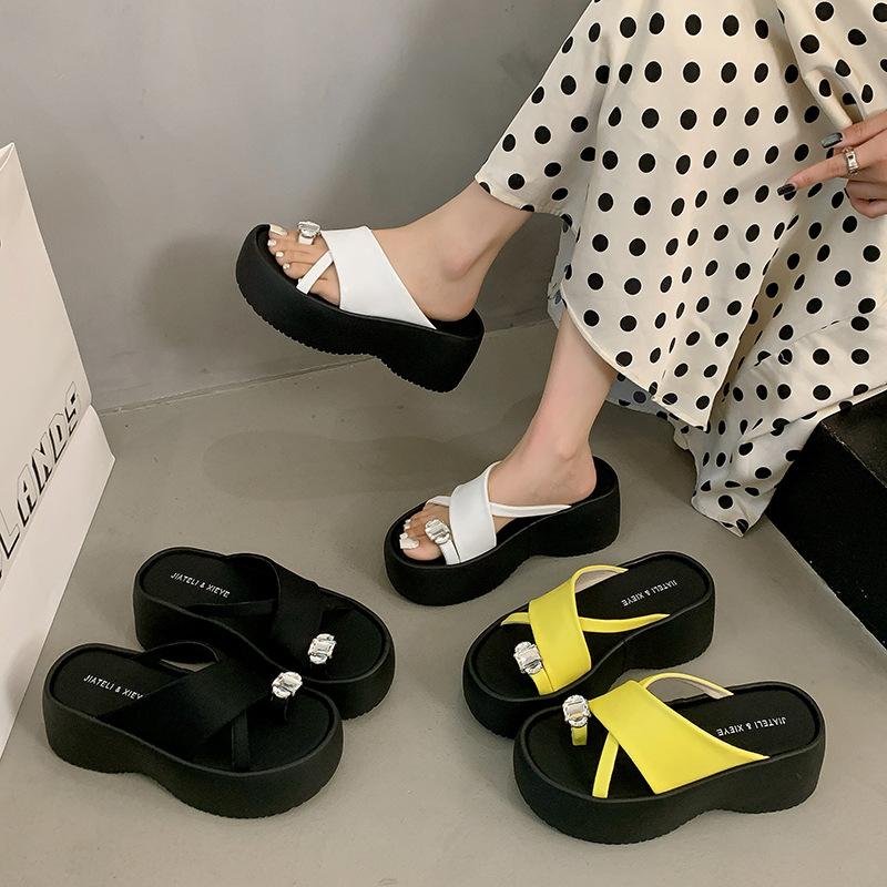 Muffin bottom slippers women's 2025 new outer wear fashionable summer fashionable high sense beach toe thick bottom sandals