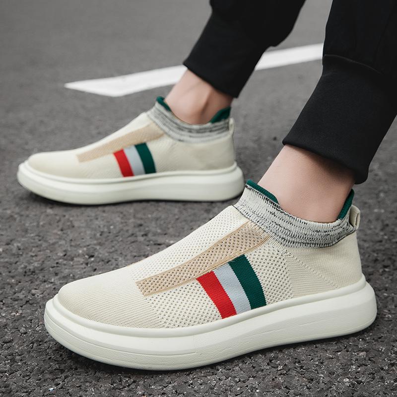 The New Casual Sports Shoes Are Comfortable and Fashionable. Men's and Women's Running Loafers Are In Large Sizes