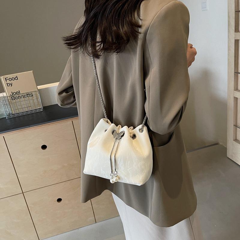 Nischen-Design tragbare kleine Tasche Damen Sommer neue Mode ausländischer Stil Ketten-Umhängetasche Pendler-Beuteltasche