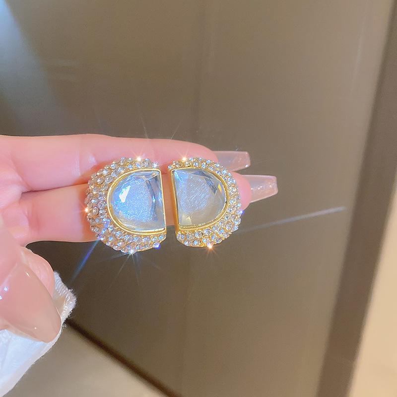 

Геометрические серебряные серьги-пусеты с бриллиантами: Элегантный ретро-дизайн для женщин