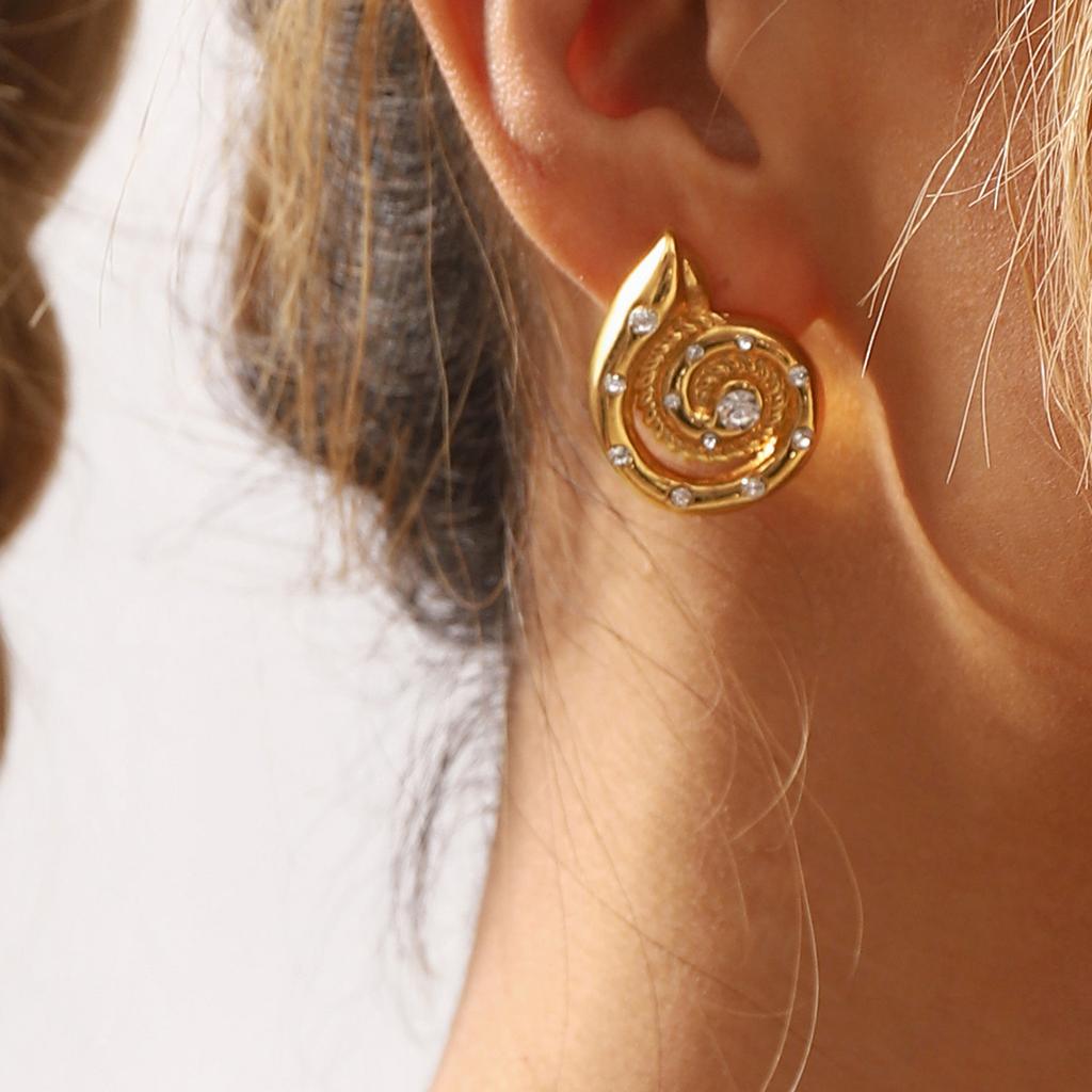 Fashion temperament niche earrings retro leisure holiday style conch studded metal earrings.