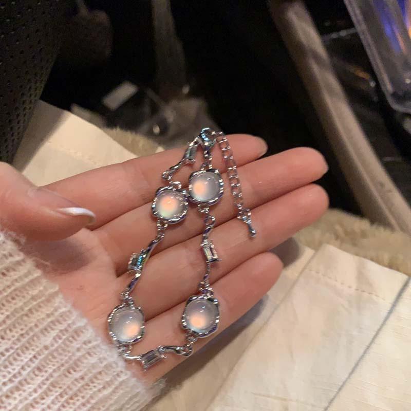 Salzig und süß, super schönes Opalarmband, leichter Luxus für Damen, Nischen-Designgefühl, fortschrittliches kaltes, exquisites Armband.