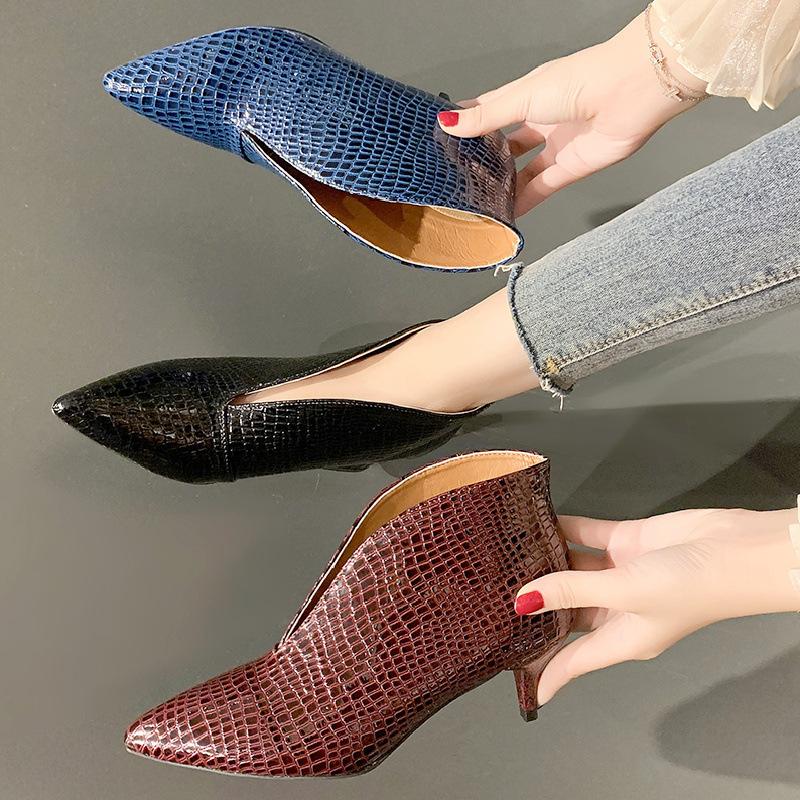 V-mouth short women's autumn and winter new European and American fashion pointed embossed thick heel Martin Women's