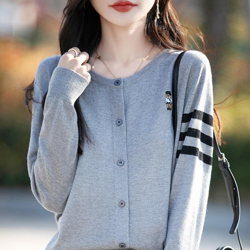 Leichte Strickjacke für Damen aus 50 % Wolle und 50 % Maulbeerseide – vielseitige Strickware für 4 Jahreszeiten für ganzjährigen Komfort und Stil