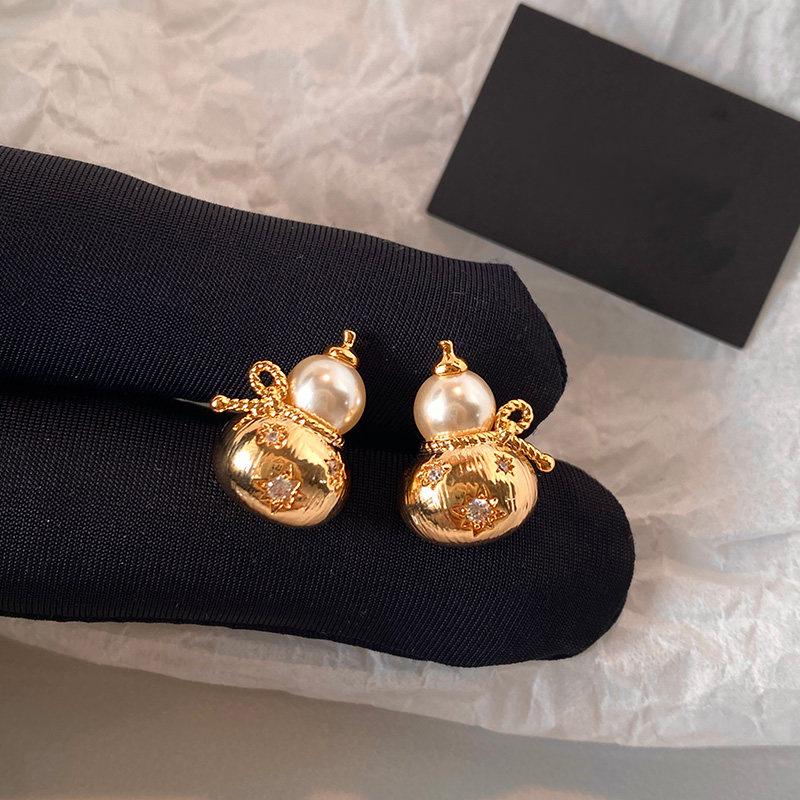 

Exquisite Silver Diamond Gourd Pearl Stud Earrings: Luxurious Chinese Style, Versatile Chic.
