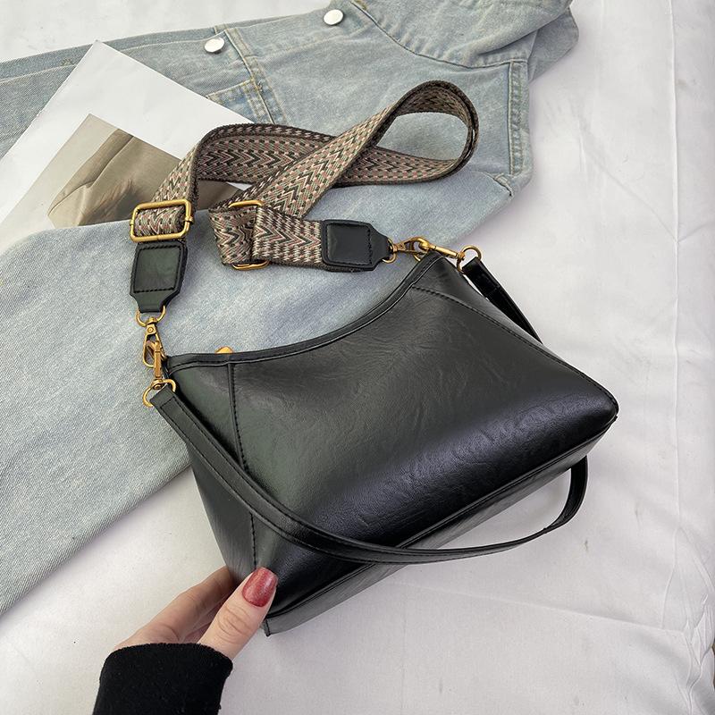 

Stylish oil wax leather retro small bag women s winter high-value simple casual messenger bag bag чорний