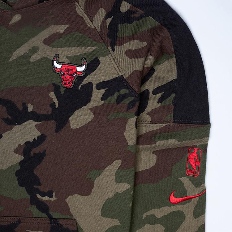 Nike NBA Chicago Bulls Mikina s kapucí s vyšívaným logem a maskáčovým vzorem Dětské mikiny Vojenská zelená 3Z2B7BBXL-BUL